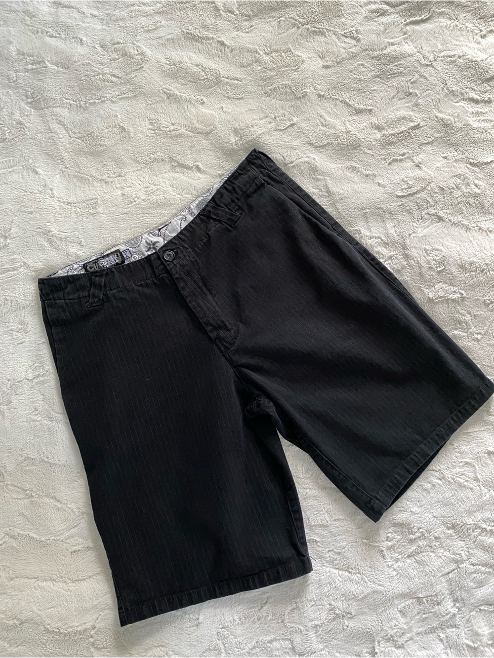 ocean current • men’s Y2K 100% cotton pinstripe black shorts | 32